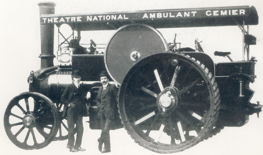 Firmin Gémier et l'ingénieur Moreau devant la locomotive du Théâtre national ambulant